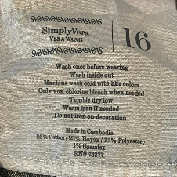 SIMPLY Vera Wang denim rolled cuffed capris. Stretchy
Size: 16 - Picture 6 of 10